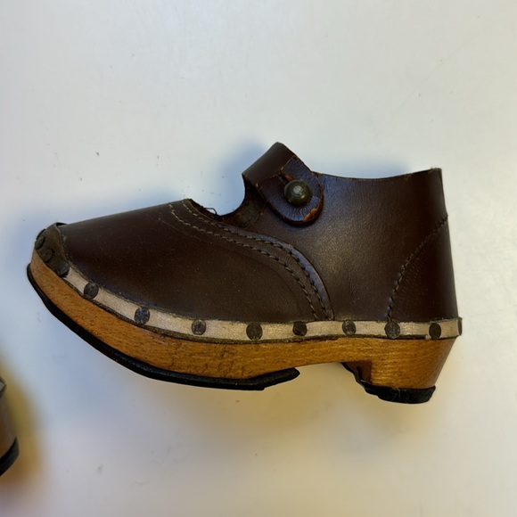 Antique 1930s Leather Wood Mother pearl button sz 3 Dutch baby clogs for display - Picture 9 of 11